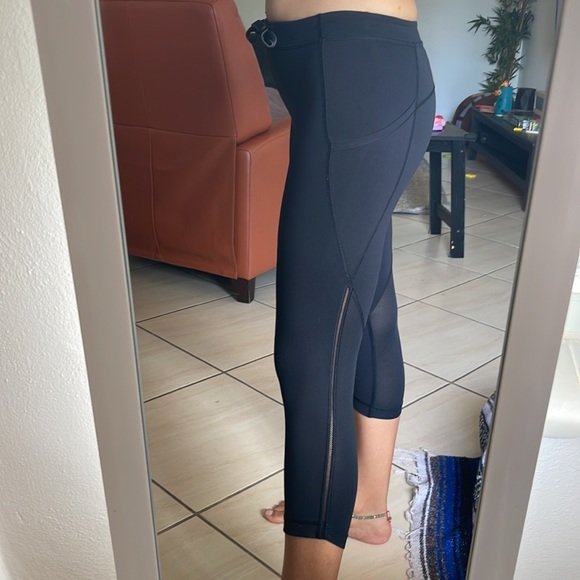 Lululemon capri black leggings w drawstring and pockets Run Mod Moves Crop - Picture 4 of 9